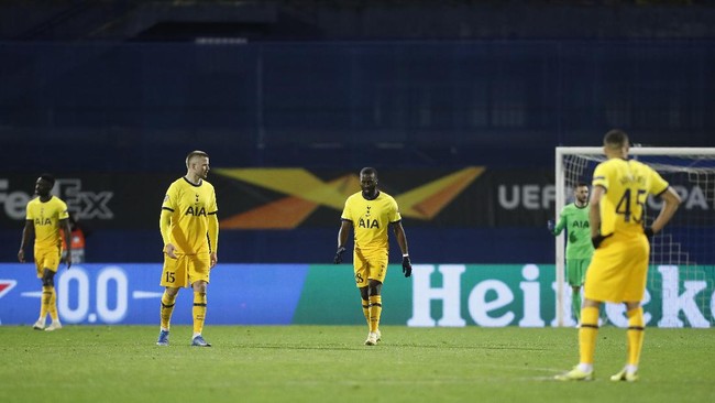 Tottenham Hotspur secara mengejutkan disingkirkan Dinamo Zagreb yang bermain tanpa pelatih, Zoran Mamic, karena harus mendekam di penjara.