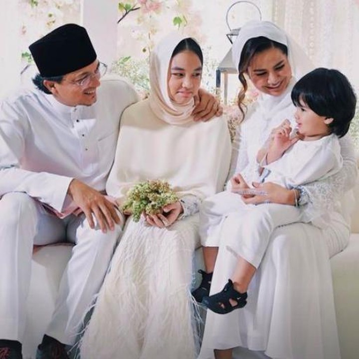 <p>Engku Aleesya hadir di pernikahan sang ayah, Engku Emran mengenakan pakaian serba putih dan memakai veil. Sama seperti ibu sambung barunya, Noor Nabila. (Foto: Instagram)</p>