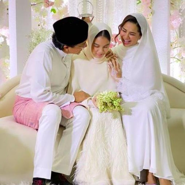 <p>Putri semata wayang Engku Emran, Engku Aleesya, terlihat makin besar, Bunda. Aleesya juga terlihat semakin cantik. (Foto: Instagram)</p>