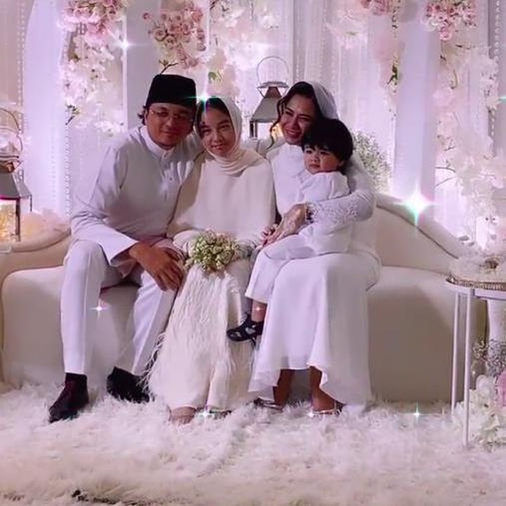 <p>Aleesya terlihat malu-malu ketika foto bersama. Ia juga tampak bahagia memiliki adik baru, Jebat Jayden, yang merupakan anak satu-satunya Noor Nabila. (Foto: Instagram)</p>