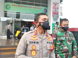 Polisi Tak Izinkan Pengacara HRS Masuk demi Kurangi Kerumunan di Ruang Sidang