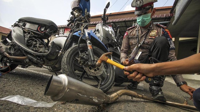 Sejumlah knalpot brong atau bising milik pengendara sepeda motor dihancurkan setelah terjaring di hari pertama Operasi Patuh 2022 di Makassar, Sulawesi Selatan.