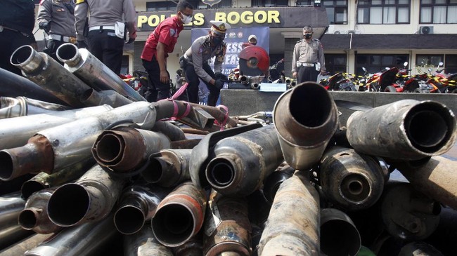 Polres Karanganyar menyita 200 knalpot brong dari operasi rutin kemudian mengatakan bakal membangun monumen dari komponen motor itu untuk edukasi.