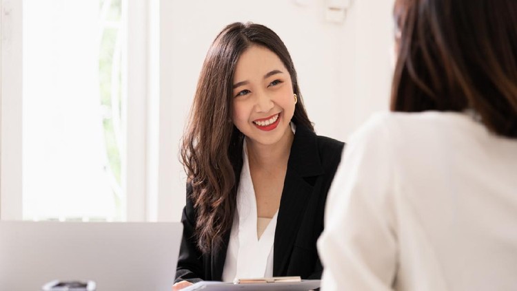 Ilustrasi Interview Kerja A young attractive asian woman is interviewing for a job. Her interviewers are diverse. Human resources manager conducting job interview with applicants in office