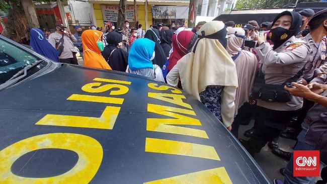 36 Pendukung Rizieq Swab Antigen di PN Jaktim, Satu Reaktif Massa pendukung Rizieq Shihab yang mendatangi Pengadilan Negeri Jakarta Timur mengikuti tes swab antigen. Satu orang dinyatakan reaktif Covid-19.