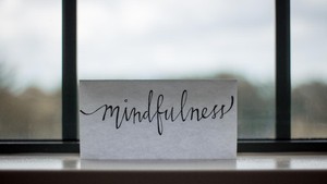 Mindfulness Sederhana untuk Meningkatkan Fokus Saat Beraktivitas