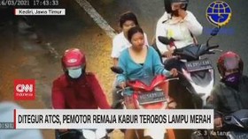 VIDEO: Ditegur ATCS, Pemotor Remaja Kabur Terobos Lampu Merah