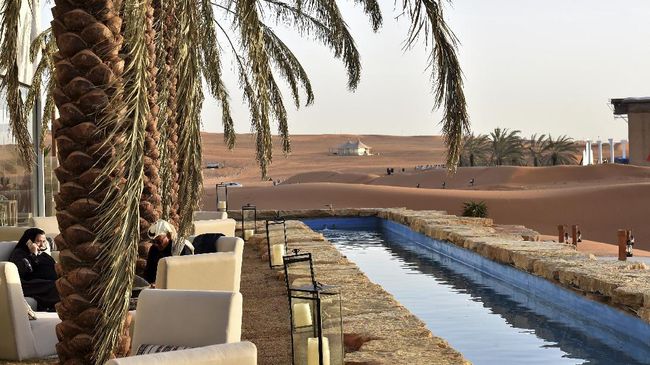 Pandemi virus Corona membuat kaum berduit di Arab Saudi tak bisa berwisata ke luar negeri. Resor mewah di tengah padang pasir jadi pilihannya.