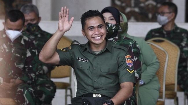 Mantan atlet voli Indonesia Aprilio Perkasa Manganang resmi menikah dengan kekasihnya Claudia Cvanrhyn, Sabtu (10/12).
