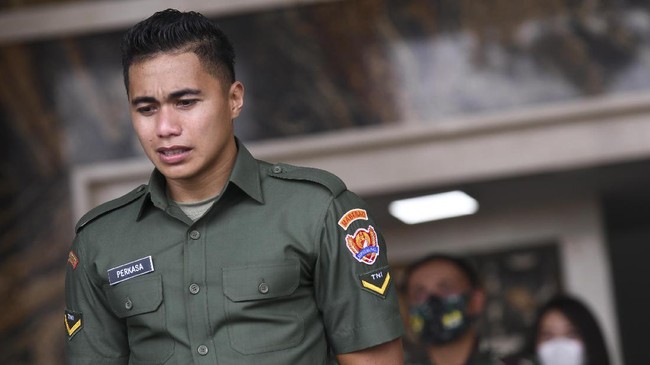 Sersan Dua TNI Aprilio Perkasa Manganang mendapatkan KTP dan KK baru usai Pengadilan Negeri Tondano menetapkan perubahan status menjadi laki-laki.