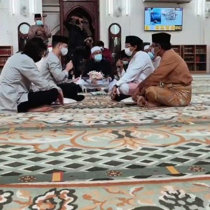<p>Kabar pernikahan keduanya diketahui dari postingan Insta Story saudara perempuan Noor Nabila, yang merupakan artis Malaysia, Noor Neelofa. (Foto: Instagram @neelofa)</p>