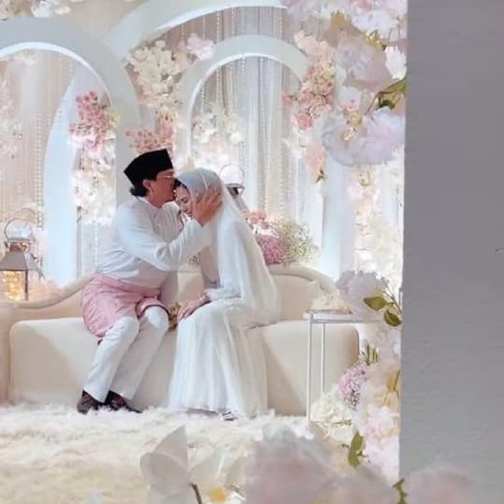 <p>Dekorasi yang digunakan pun tampak senada. Dilengkapi karpet bulu putih, serta terdapat beberapa bunga yang menghias dan membuat suasana makin romantis. (Foto: Instagram @neelofa)</p>