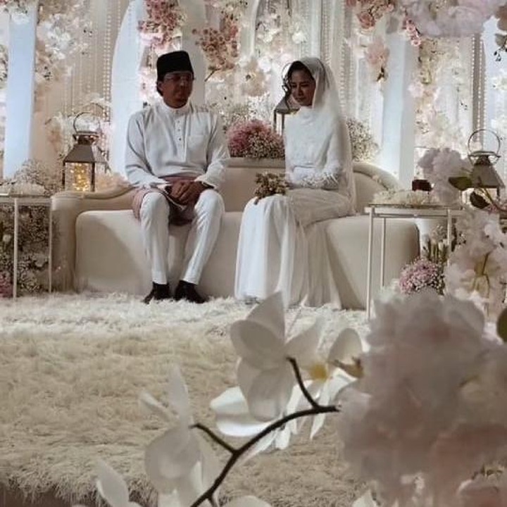 <p>Semoga pernikahan Engku Emran dan Noor Nabila langgeng serta diberi keberkahan ya, Bunda. Aamiin. (Foto: Instagram @neelofa)</p>