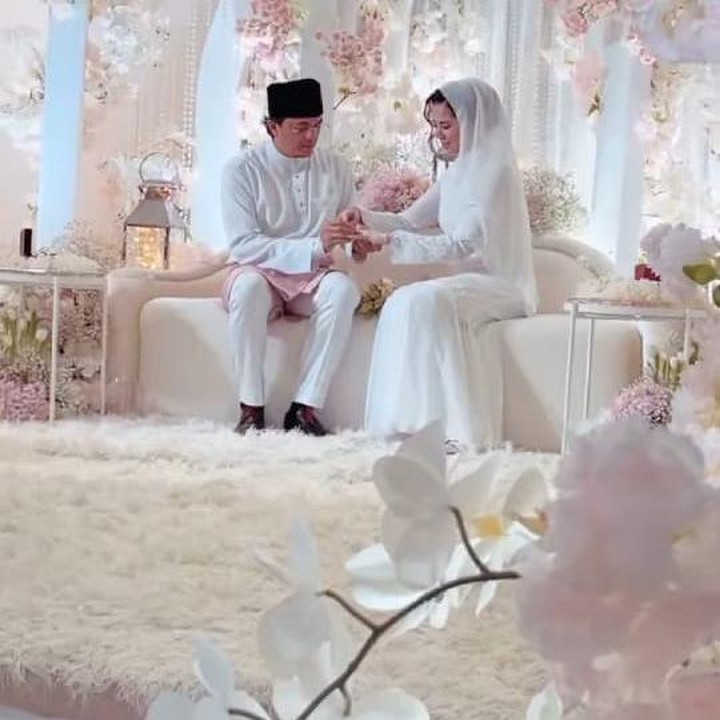 <p>Ini momen saat Noor Nabila memakaikan cincin pada Engku Emran, Bunda. (Foto: Instagram @neelofa)</p>