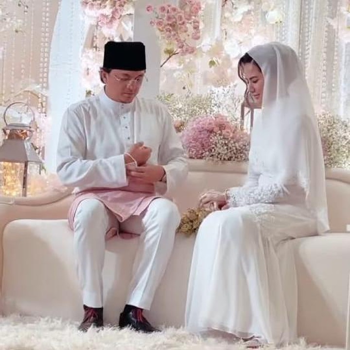 <p>Dalam prosesi yang berjalan, Engku Emran dan Noor Nabila tampak mengenakan pakaian serba putih dengan gaya khas Melayu. (Foto: Instagram @neelofa)</p>