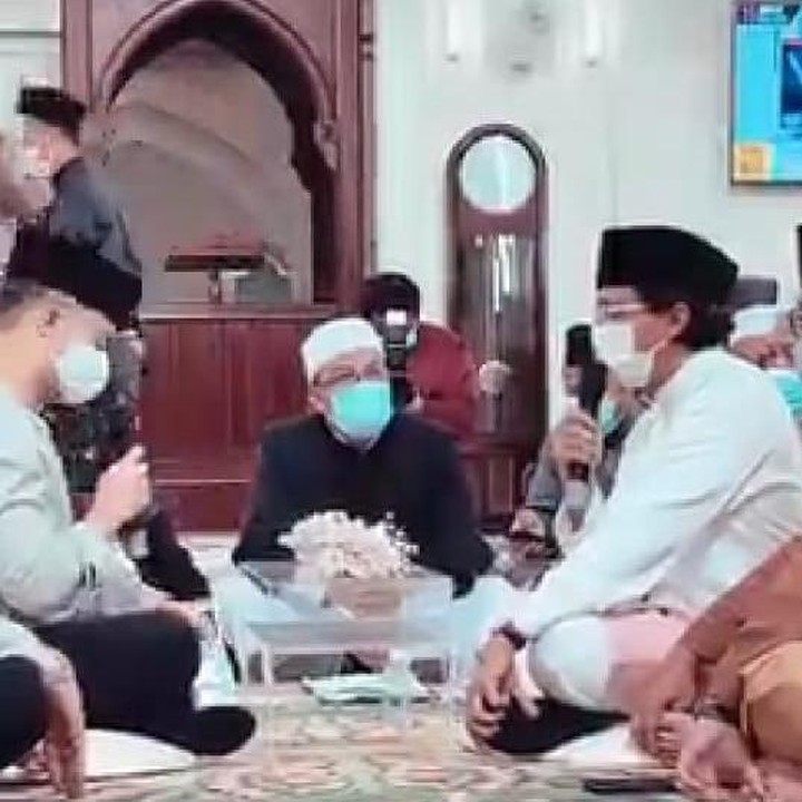 <p>Mantan suami Laudya Cynthia Bella, Engku Emran, resmi menikah dengan perempuan yang juga asal Malaysia, Noor Nabila, pada hari ini, Jumat (19/3/2021). (Foto: Instagram @neelofa)</p>