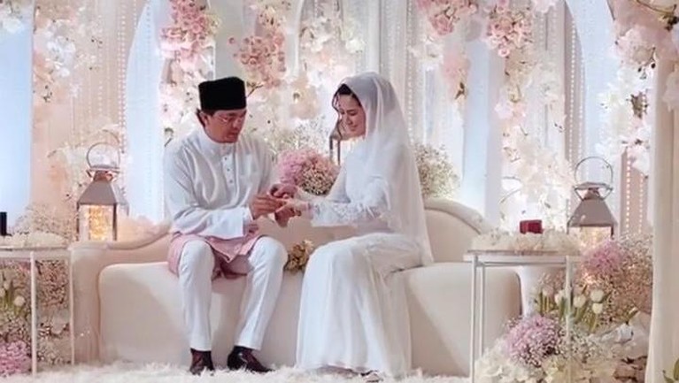 Pernikahan Ke-3 Engku Emran Setelah Bercerai dengan Laudya Cynthia Bella Berikut potret pernikahan ke-3 Engku Emran setelah bercerai dengan Laudya Cynthia Bella.