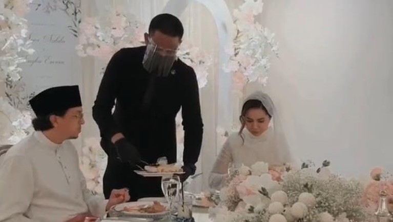 Pernikahan Ke-3 Engku Emran Setelah Bercerai dengan Laudya Cynthia Bella Berikut potret pernikahan ke-3 Engku Emran setelah bercerai dengan Laudya Cynthia Bella.