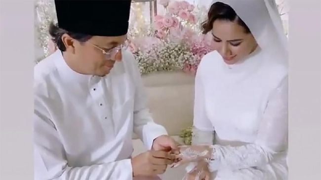 Pesohor Malaysia, Noor Nabila, membagikan momen menikah dengan mantan suami Laudya Cynthia Bella, Engku Emran, melalui Instagramnya.