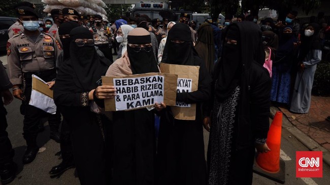 Pasukan polisi mencegah simpatisan Rizieq Shihab, termasuk yang mengaku pengacara, masuk ke dalam kompleks Pengadilan Negeri Jakarta Timur.