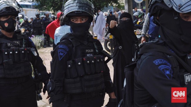 Polisi memberikan peringatan kepada pendukung Rizieq yang hadir di PN Jaktim untuk membubarkan diri. Bila tak membubarkan diri, polisi akan melakukan tes Swab.