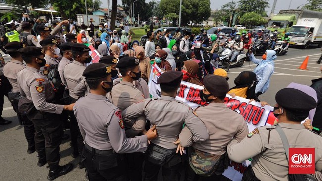 Sebanyak 35 remaja simpatisan eks pimpinan FPI Rizieq Shihab dipulangkan setelah sebelumnya diamankan polisi akibat berkerumun di depan PN Jaktim.