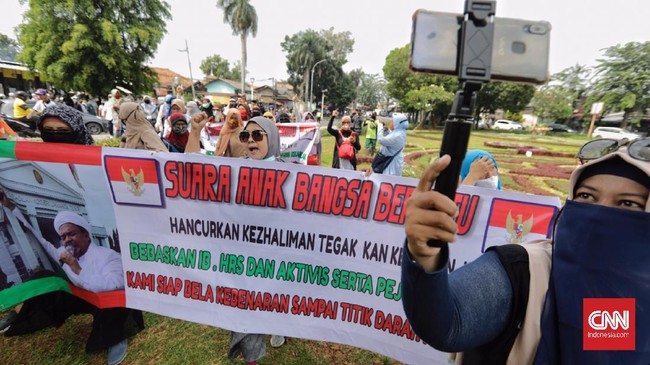 Salah satu pengacara Rizieq Shihab meminta kepada simpatisan tak terprovokasi yang bisa merugikan perjuangan Imam Besar FPI itu di sidang PN Jaktim.
