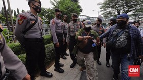 FOTO: Bubar Pendukung Rizieq Dihalau Polisi di PN Jaktim