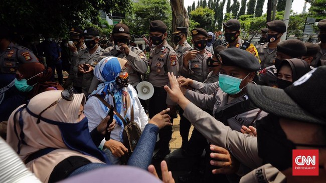 LBH Jakarta mengingatkan pengamanan sidang Rizieq Shihab oleh polisi harus proporsional dan tak boleh justru jadi represi bagi imparsialitas persidangan.
