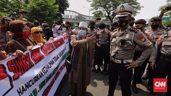Para pendukung Rizieq Shihab datang dari berbagai daerah untuk mengawal panutannya di PN Jaktim, tanpa waswas sedikit pun.
