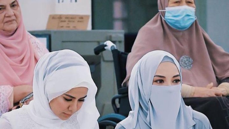 Berikut potret cantik Neelofa memakai cadar di pernikahan Engku Emran dengan Noor Nabila.