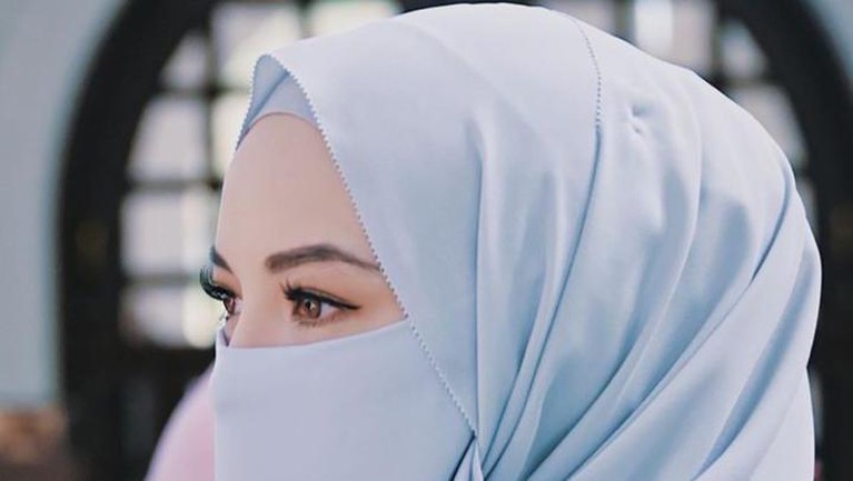 Berikut potret cantik Neelofa memakai cadar di pernikahan Engku Emran dengan Noor Nabila.
