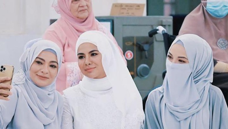 Berikut potret cantik Neelofa memakai cadar di pernikahan Engku Emran dengan Noor Nabila.