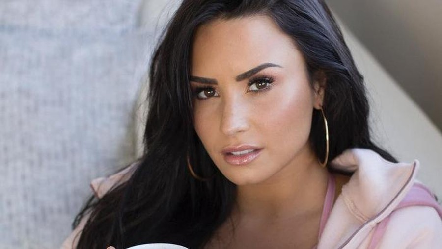 Potret Demi Lovato Saat Makan Buah hingga Ngemil Es Krim