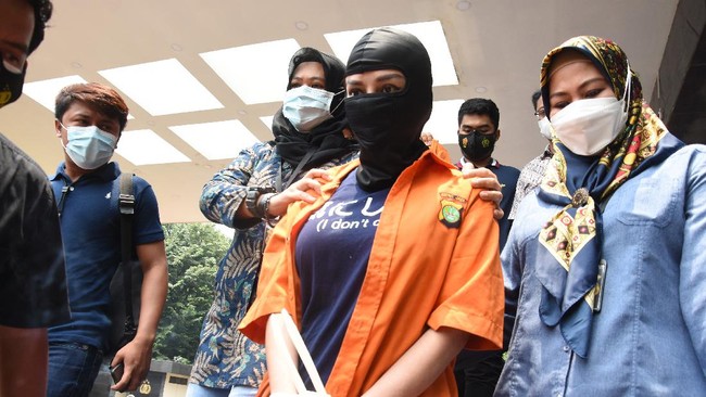 Polisi menetapkan selebritas Cynthiara Alona sebagai tersangka dalam kasus dugaan prostitusi online anak di bawah umur.