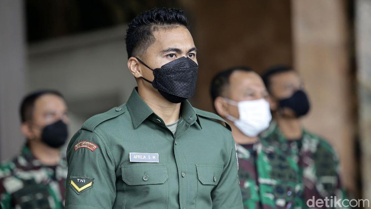Serda (K) Aprilia Manganang didampingi oleh KASAD Andika Perkasa dan Isteri KASAD Heti Andika Perkasa menghadiri persidangan secara daring dari Pengadilan Negeri Tondano atas kasus pengajuan pergantian jenis kelamin dan pergantian nama di Mabes Angkatan Darat, Jakarta, Jumat (19/3/2021).