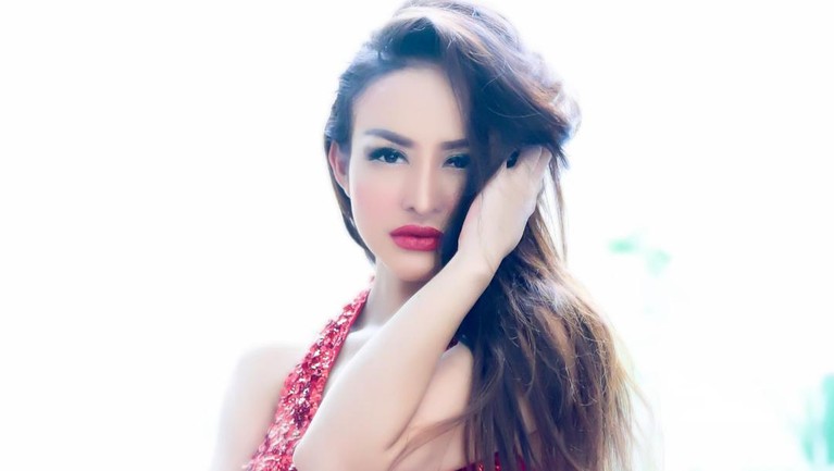 Berikut adalah sosok Cynthiara Alona pemilik Hotel Prostitusi yang kini menjadi tersangka.