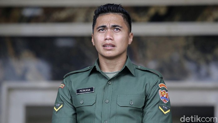 Pengadilan Negeri Tondano memutuskan status jenis kelamin Serda Aprilio Perkasa Manganang berganti menjadi laki-laki. Aprilio terlihat bahagia dengan utusan tersebut.