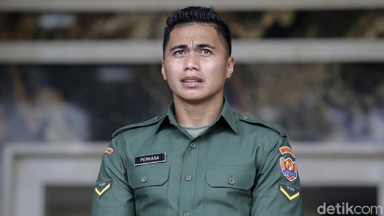 Pengadilan Negeri Tondano memutuskan status jenis kelamin Serda Aprilio Perkasa Manganang berganti menjadi laki-laki. Aprilio terlihat bahagia dengan utusan tersebut.