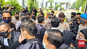 Pengacara Rizieq Diadang Aparat, Dilarang Masuk Ruang Sidang