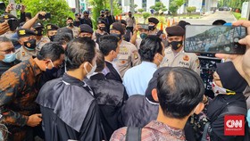 Pengacara Rizieq Minta Tolong Mahfud MD saat Diadang Aparat