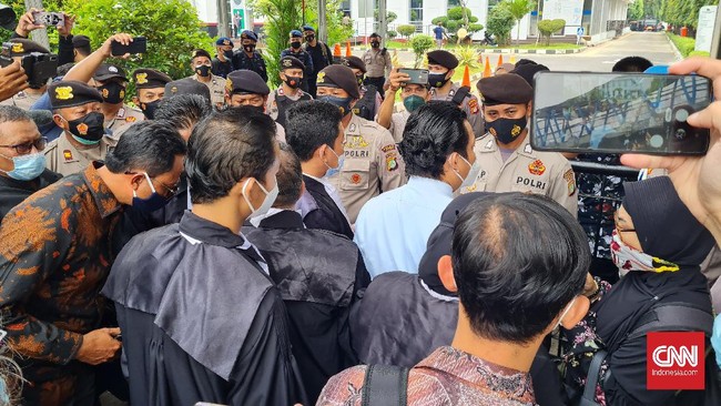 Tim penasihat hukum Rizieq Shihab berteriak meminta tolong kepada Mahfud MD, mempertanyakan alasasan konstitusi pengacara dilarang masuk ruang sidang.