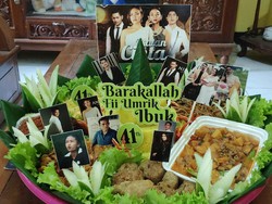 So Sweet! Suami Berikan Tumpeng Ikatan Cinta untuk Ultah Istrinya