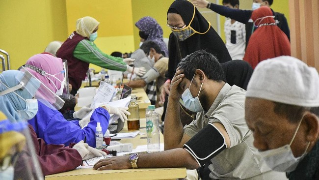 Pemerintah mengantisipasi potensi lonjakan kasus Covid-19 akibat mutasi virus corona. Namun tetap tidak akan menempuh lockdown seandainya terjadi lonjakan.