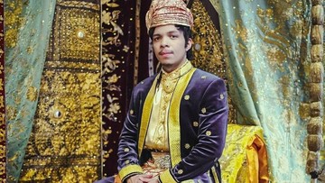 ATTA HALILINTAR DENGAN PAKAIAN ADAT MINANGKABAU