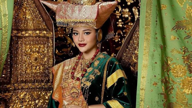 Atta & Aurel Photo of Prewed Wearing Traditional Minangkabau Clothes, Making a Pangling Bun