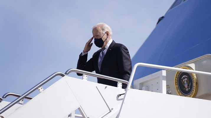 Biden President Joe Biden recovers after stumbling while boarding Air Force One at Andrews Air Force Base, Md., Friday, March 19, 2021. Biden is en route to Georgia. (AP Photo/Patrick Semansky) - PT Rifan Financindo