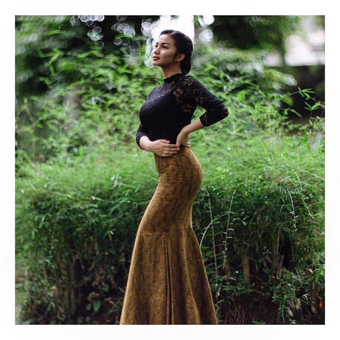 Berpose dengan outfit fit to body seperti ini membuat lekukan tubuh Ariel Tatum terlihat jelas. Ia telihat sangat anggun, terlebih lagi mengenakan bawahan long skirt model duyung. (Foto: instagram.com/arieltatum)