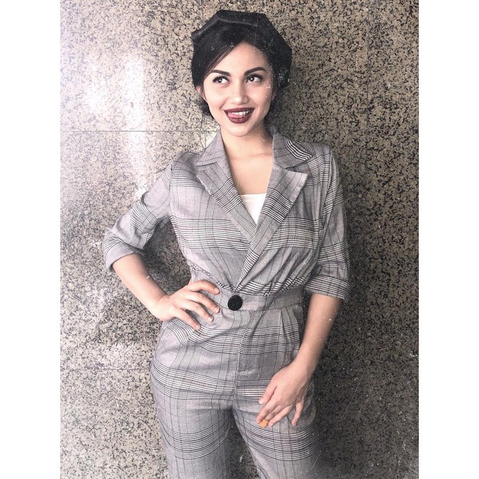 Setelan jumpsuit seperti ini membuat tubuh curvy Ariel tampak memesona. Ditambah dengan ekspresi cantiknya yang menawan, foto ini berhasil mencuri perhatian. (Foto: instagram.com/arieltatum)
