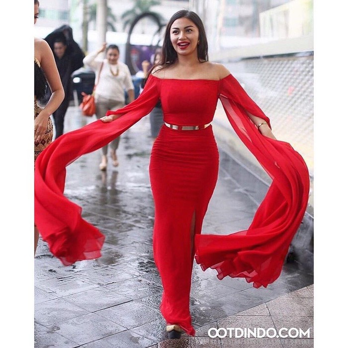 Dalam salah satu acara, Ariel Tatum terlihat anggun dalam balutan dress merah fit to body dengan aksen selendang di kiri dan kanan bahu. Bentuk tubuhnya terlihat begitu menawan dan memesona lengkap dengan belt di pinggangnya. (Foto: instagram.com/arieltatum/ootdindo.com)